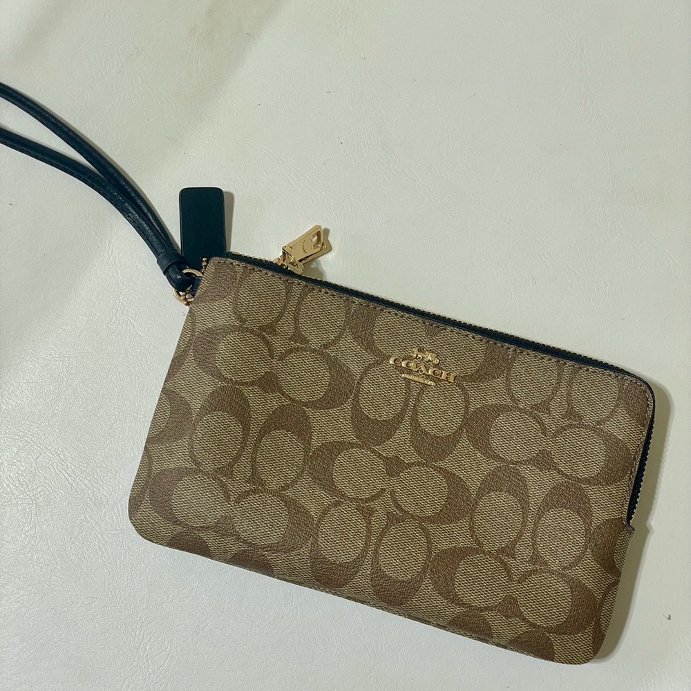 COACH - Brown, wristlet bag, brand new, excellent condition!